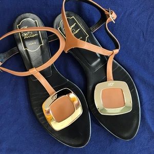 Roger Vivier Chips Flat T-Strap Leather Sandal EUC